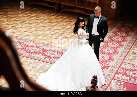 Eleganza sposi in amore a palazzo reale. Foto Stock