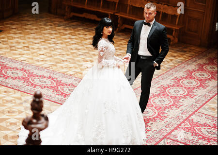 Eleganza sposi in amore a palazzo reale. Foto Stock