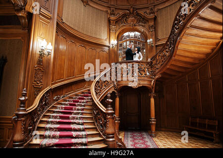 Eleganza sposi in amore a palazzo reale. Foto Stock