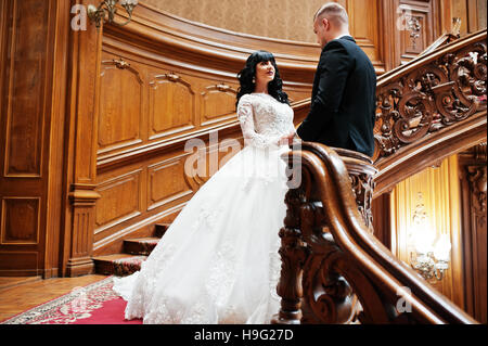 Eleganza sposi in amore a palazzo reale. Foto Stock