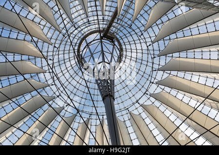 Berlino, Germania - Luglio 2015: dal soffitto in vetro del Sony Center il 26 luglio 2014, in Potsdamer Platz di Berlino Mitte Foto Stock