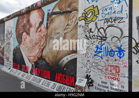 Berlino, Germania - Luglio 2015: muro di Berlino graffiti visto sulla luglio 26, 2015, Berlino, la East Side Gallery. Si tratta di un 1.3 km lungo la parte originale del muro di Berlino in wh Foto Stock