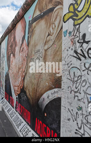 Berlino, Germania - Luglio 2015: muro di Berlino graffiti visto sulla luglio 26, 2015, Berlino, la East Side Gallery. Si tratta di un 1.3 km lungo la parte originale del muro di Berlino in wh Foto Stock