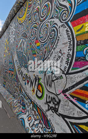 Berlino, Germania - Luglio 2015: muro di Berlino graffiti visto sulla luglio 26, 2015, Berlino, la East Side Gallery. Si tratta di un 1.3 km lungo la parte originale del muro di Berlino in wh Foto Stock