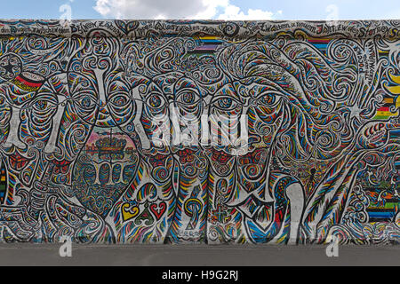 Berlino, Germania - Luglio 2015: muro di Berlino graffiti visto sulla luglio 26, 2015, Berlino, la East Side Gallery. Si tratta di un 1.3 km lungo la parte originale del muro di Berlino in wh Foto Stock