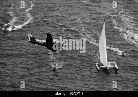 AJAX NOTIZIE FOTO. 5TH NOVEMBRE 1978. ST.MALO, FRANCIA. - INIZIO DELLA PRIMA ROUTE DU RHUM GARA NELLA BAE DI ST.MALO - GLI SPETTATORI SEGUONO IL TRIMARANO DISQUE D'OR II CON SKIPPER DI PIERRE FEHLMANN (CH). PHOTO:JONATHAN EASTLAND/AJAX REF: 780511 007 Foto Stock