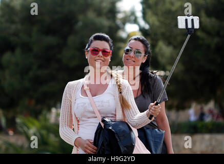 Due ragazze prendere un selfie sulla strada. Foto Stock