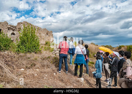 I turisti serpeggianti attraverso le antiche rovine di lato. Foto Stock