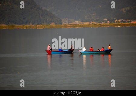 Imbarcazioni da diporto sul lago di Pokhara (Phewa Tal) Nepal, in Asia. Foto Stock