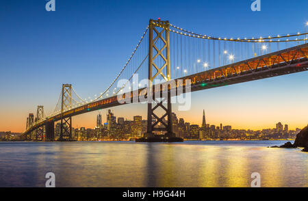 Classic vista panoramica dello skyline di San Francisco con il famoso Oakland Bay Bridge nella splendida post-tramonto crepuscolo, CALIFORNIA, STATI UNITI D'AMERICA Foto Stock