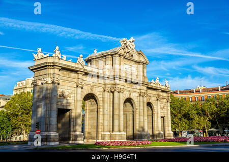 Puerta de Alcala, una delle antiche porte di Madrid in Spagna Foto Stock