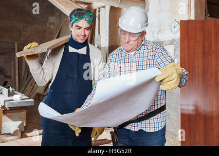 I falegnami di team di pianificazione e di lavorare insieme Foto Stock