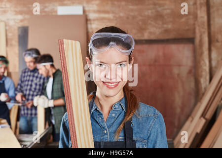 La donna come apprendista di falegnameria durante l'apprendistato Foto Stock