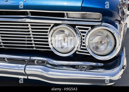 Dettaglio della griglia anteriore di un 1961 Chevy Bel Air vettura che mostra la Chevrolet badge e i fari anteriori, a Brisbane, Australia Foto Stock