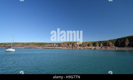 Killroom Bay è una meravigliosamente appartato e riparata spiaggia in Milford Haven Foto Stock