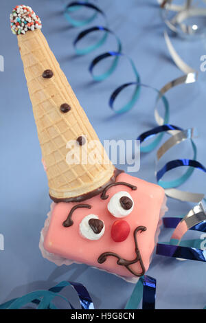 Punzone cruller con faccia buffa, carnevale Foto Stock