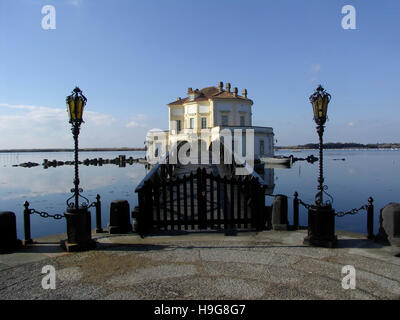 Casa di Caccia, Royal Casina o Ostrichina dall'architetto Luigi Vanvitelli sul lago Fusaro, Napoli, Bacoli, Campania, Italia Foto Stock