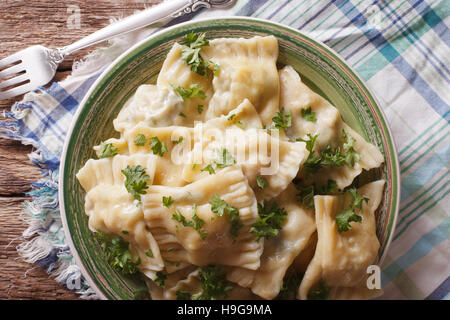 Tedesco Maultaschen ravioli con spinaci e carne close up su una piastra. Vista orizzontale dal di sopra Foto Stock