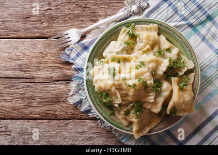 Cucina sveva: Maultaschen gnocchi di patate ripiene di carne e spinaci su una piastra di close-up. Vista orizzontale dal di sopra Foto Stock