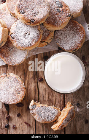 In casa torte gallesi con uvetta e latte vicino sul tavolo. vista verticale da sopra Foto Stock