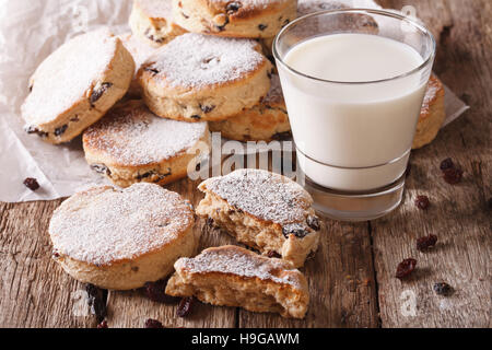 Gustose torte gallesi con uvetta e latte vicino sul tavolo orizzontale. Foto Stock