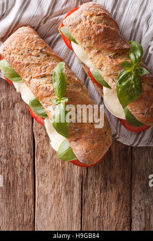 Italian caprese macro sandwich sul tavolo. Vista verticale da sopra Foto Stock