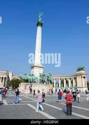 Colonna con l Arcangelo Gabriele, tenendo la Sacra Corona ungherese e apostolica doppia croce, sulla Piazza degli Eroi, una piazza principale di Budapest, Ungheria. Foto Stock