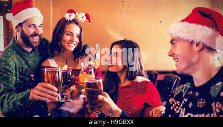 Immagine composita di festosa gli amici a bere birra e cocktail Foto Stock