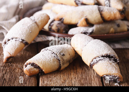 Crescent panini con semi di papavero macro su una piastra sul tavolo. Posizione orizzontale Foto Stock