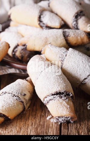 Crescent panini con semi di papavero macro su una piastra sul piano verticale. Foto Stock