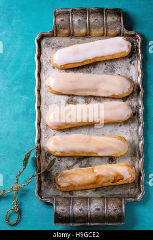 Coffee eclairs sul vassoio vintage Foto Stock