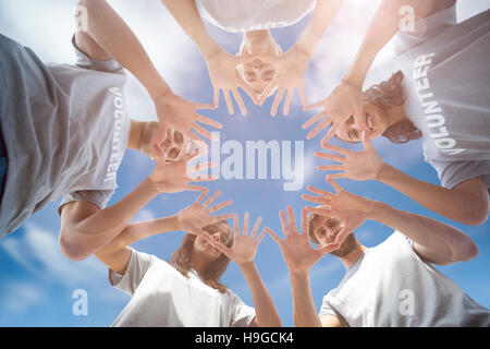 Immagine composita di amici di mettere le loro mani insieme Foto Stock