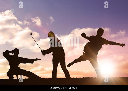 Immagine composita della vista posteriore di uno sportivo gettando un colpo Foto Stock