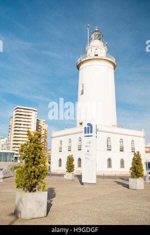 'La Farola', un faro situato sul porto di Malaga, Andalusia, Spagna Foto Stock