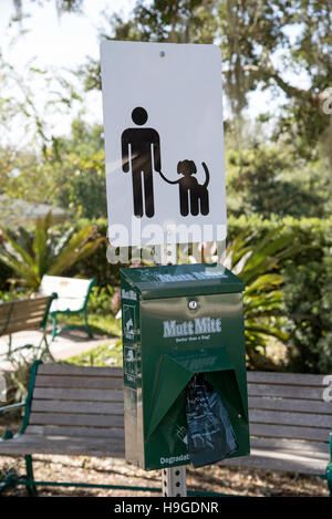 Dog Poo bag dispensatore su un marciapiede americano - supporto Dora Florida USA Foto Stock