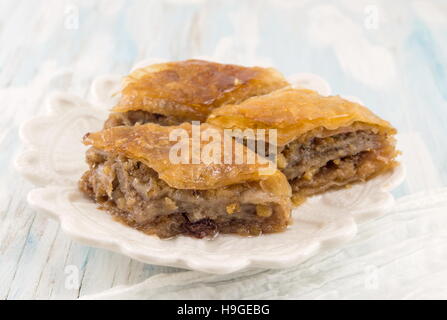 In casa il baklava dessert su una piastra bianca Foto Stock