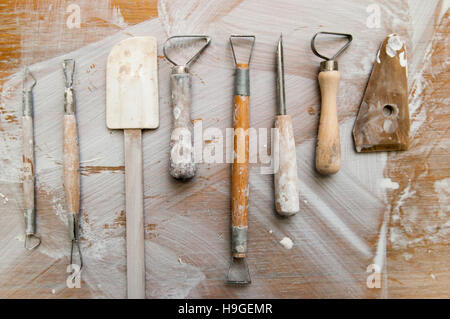 Strumenti di lavoro in un confuso laboratorio di ceramica, vista aerea Foto Stock