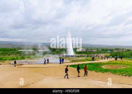 GEYSIR, Islanda - 11 giugno 2016: turisti guardando un eruzione del Strokkur geyser, Geysir, Islanda Foto Stock