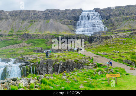 DYNJANDI, Islanda - 19 giugno 2016: vista delle cascate Dynjandi, con visitatori, a ovest la regione di fiordi, Islanda Foto Stock