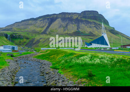 OLAFSVIK, Islanda - 19 giugno 2016: vista della chiesa di Olafsvik, nella penisola di Snaefellsnes, west Islanda Foto Stock