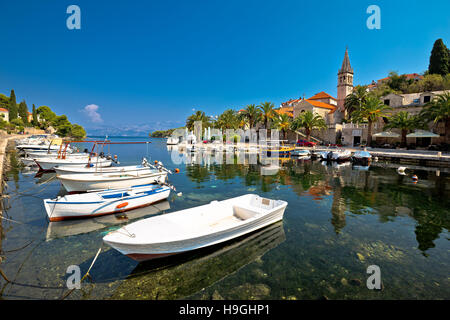 Splitska villaggio sull'isola di Brac vista fronte mare, Dalmazia, Croazia Foto Stock