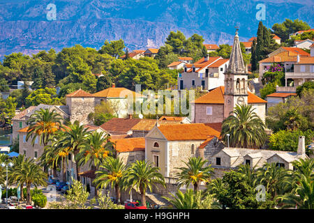 Splitska villaggio monumenti di pietra in alberi di palma, isola di Brac, Croazia Foto Stock