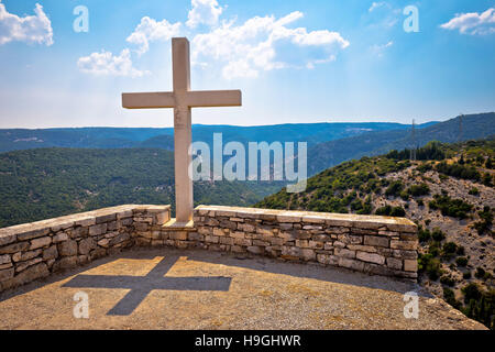 Isola di Brac viewpoint sopra canyon con croce di pietra, Skrip village, Croazia Foto Stock