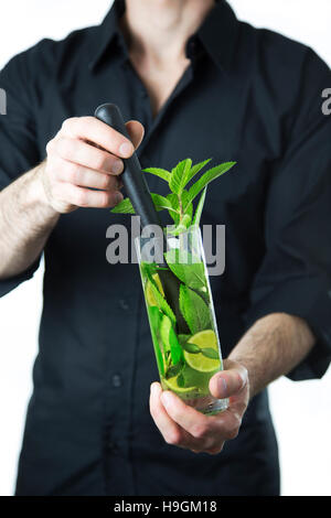 Isolato su bianco pportrait di barman con mojito Foto Stock