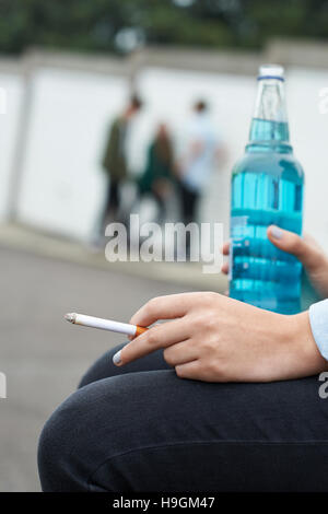 Close Up di adolescente di bere alcolici e fumare Foto Stock