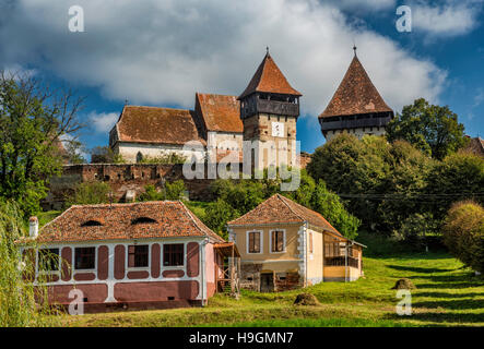 Fortificata sassone medievale chiesa nel villaggio di Alma Vii, vicino a Medias, Transilvania, Romania Foto Stock