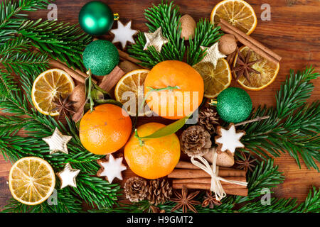 Tangerini frutti decorazione di Natale con ramo di abete e spezie Foto Stock