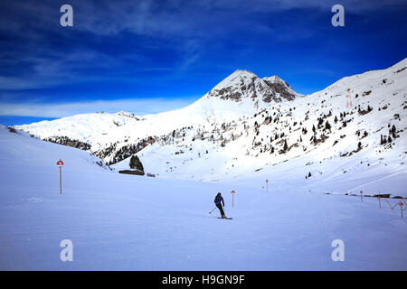 Un driver di sci su piste nelle Alpi da Lech, Austria. Foto Stock