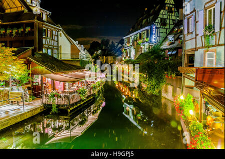 Colmar, scenic pittoresca città di notte con la riflessione in un canale, parte della vecchia chiamata piccola Venezia, Alsazia, Francia Foto Stock