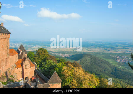 Castello Haut-Koenigsburg con vista panoramica, Castello del medioevo, ricostruito in architettura romantica, Alsazia, Francia Foto Stock